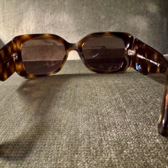 Vintage Chanel Quilted Tortoise Sunglasses - 1990s with Case and Box- Beautiful - Picture 12 of 13